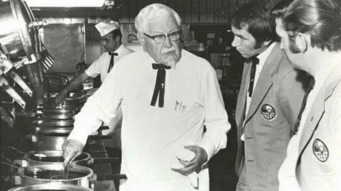 colonel sanders sering berkeliling mencicipi konsistensi rasa KFC